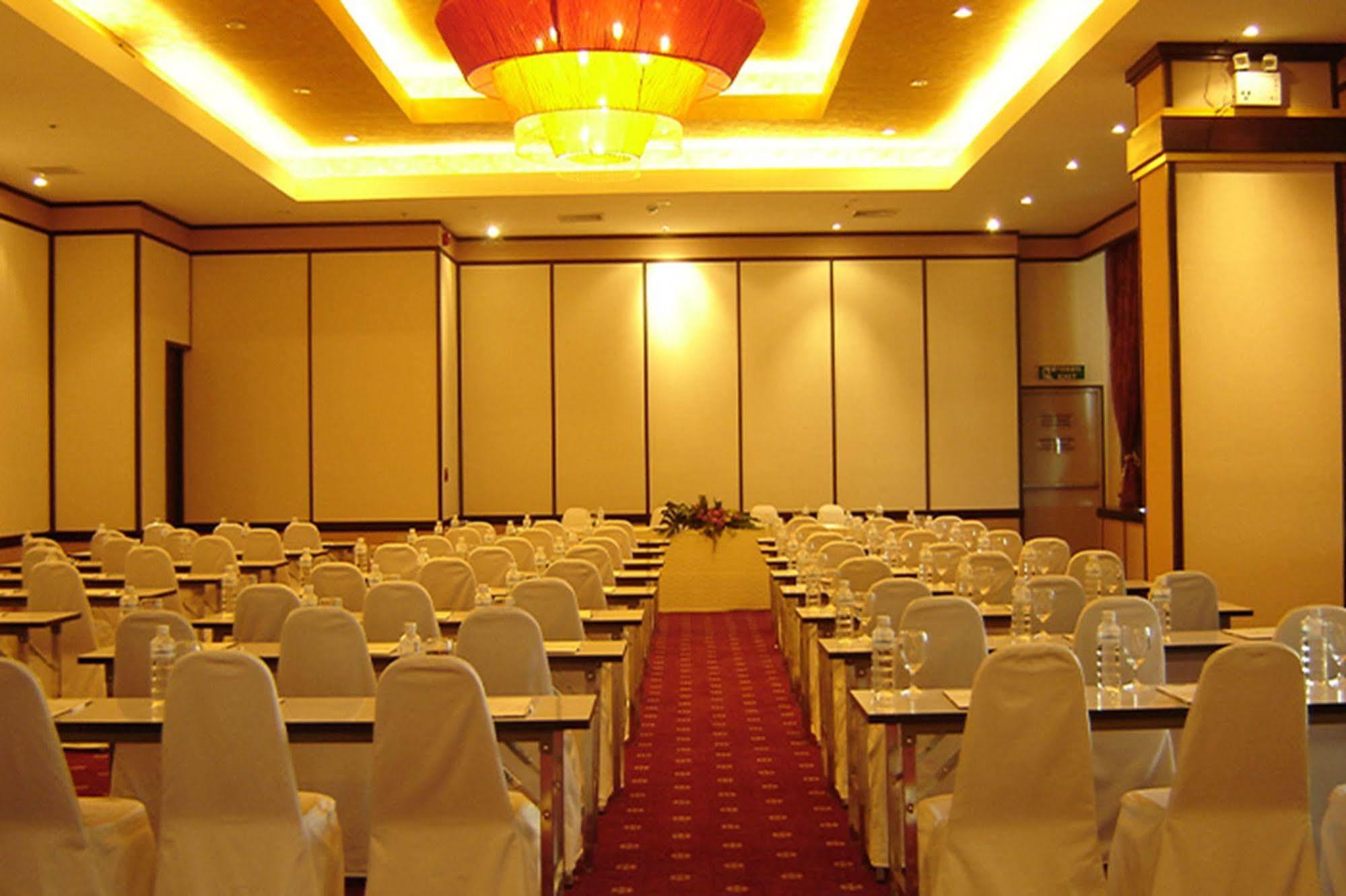 Maninarakorn Hotel Чиангмай Екстериор снимка
